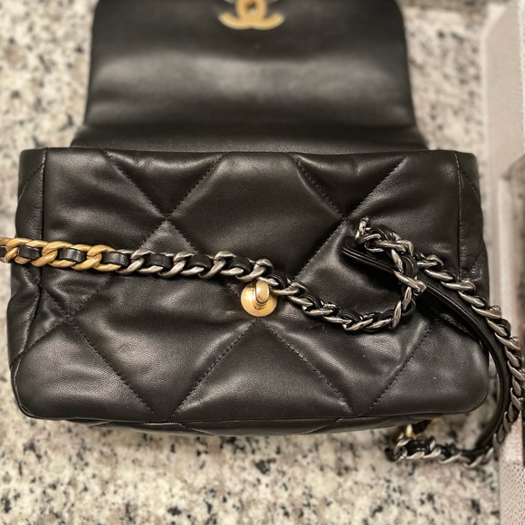 Authentic Medium Chanel 19 lambskin handbag with silver and gold hardware - Picture 4 of 14
